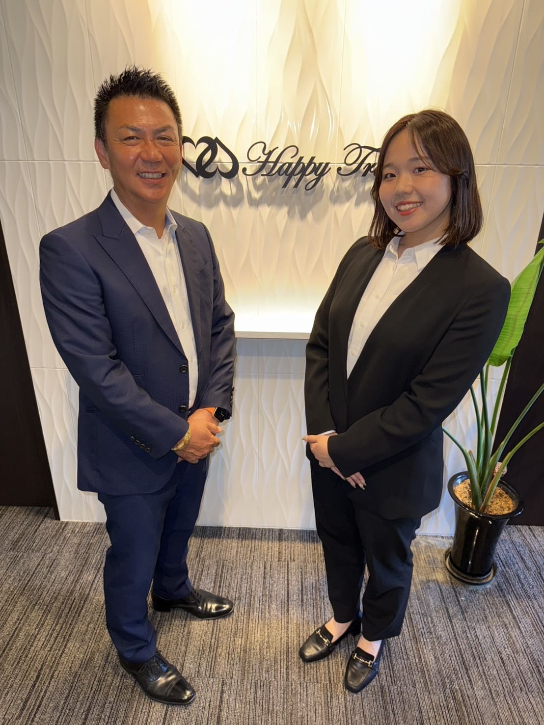 本社玄関（社長と営業山口さん）